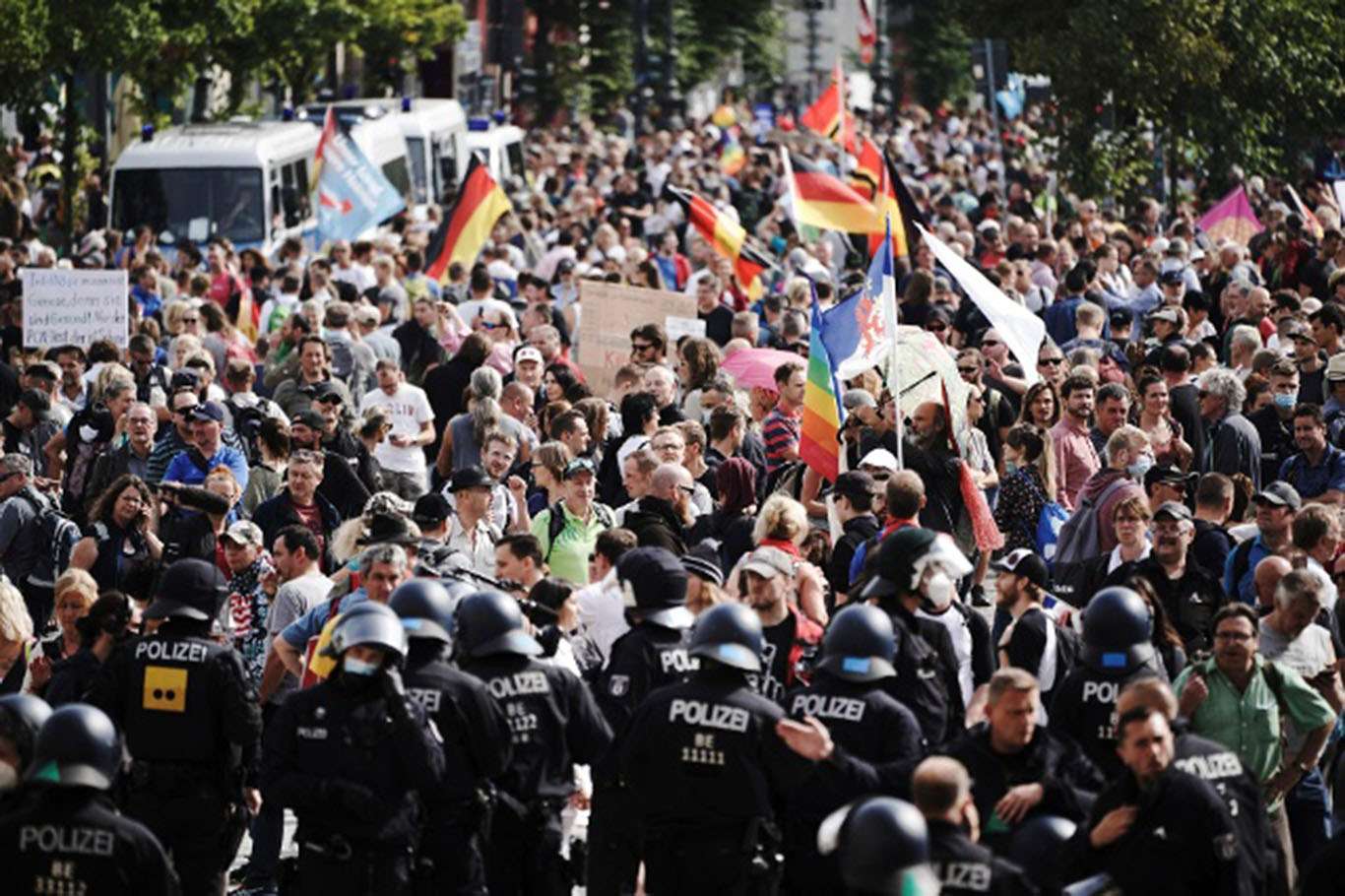 Almanya'da binlerce kişi Covid-19 önlemlerini protesto etti
